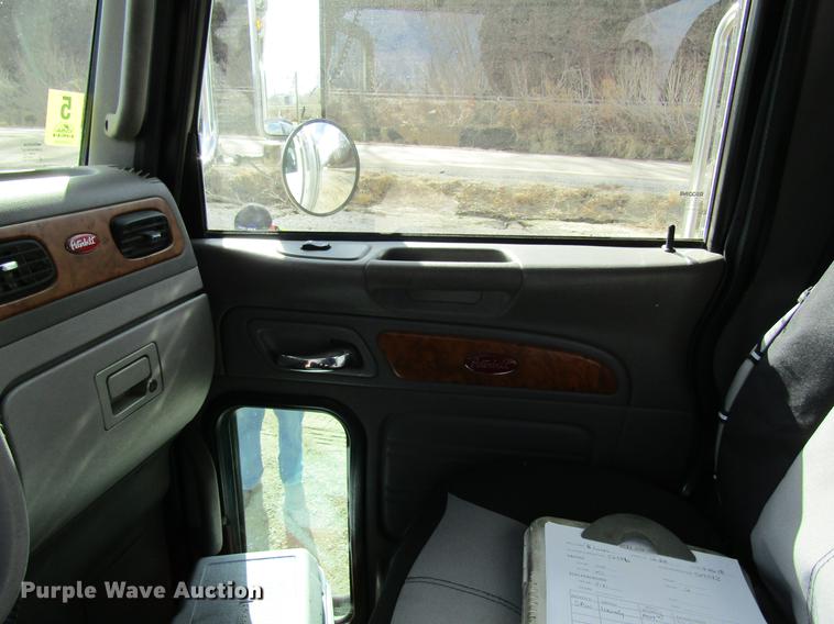 image for item DC4489 2010 Peterbilt 386 semi truck