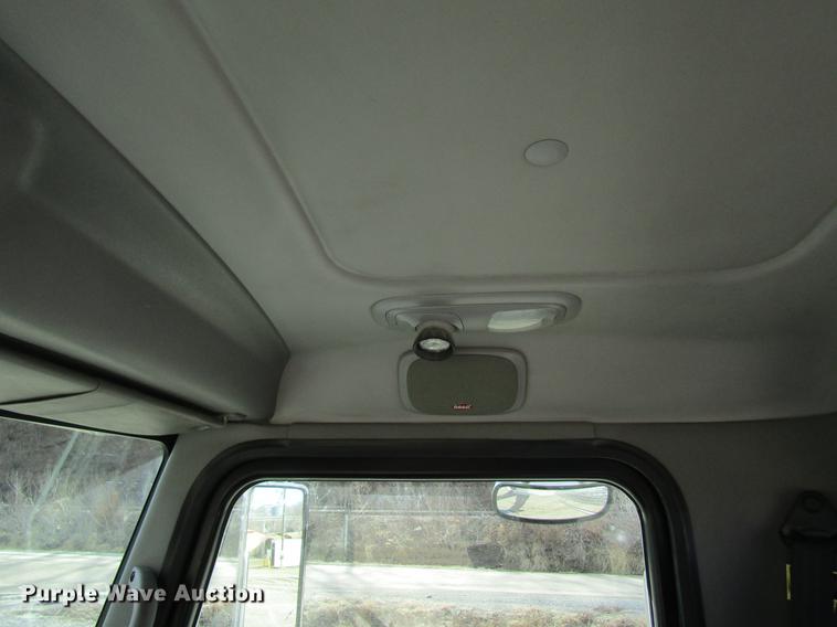 image for item DC4489 2010 Peterbilt 386 semi truck