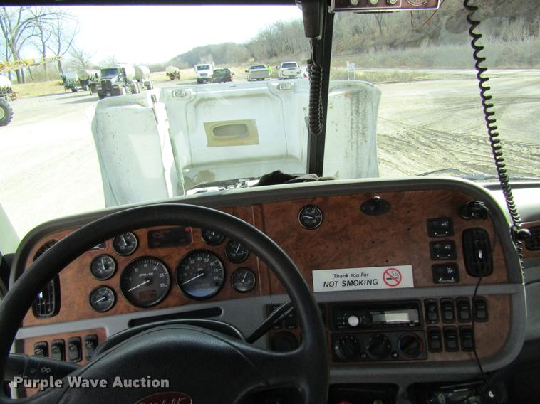 image for item DC4489 2010 Peterbilt 386 semi truck