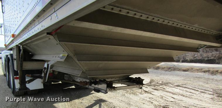 image for item DC4490 2005 Wilson DWH-500 double hopper bottom grain trailer