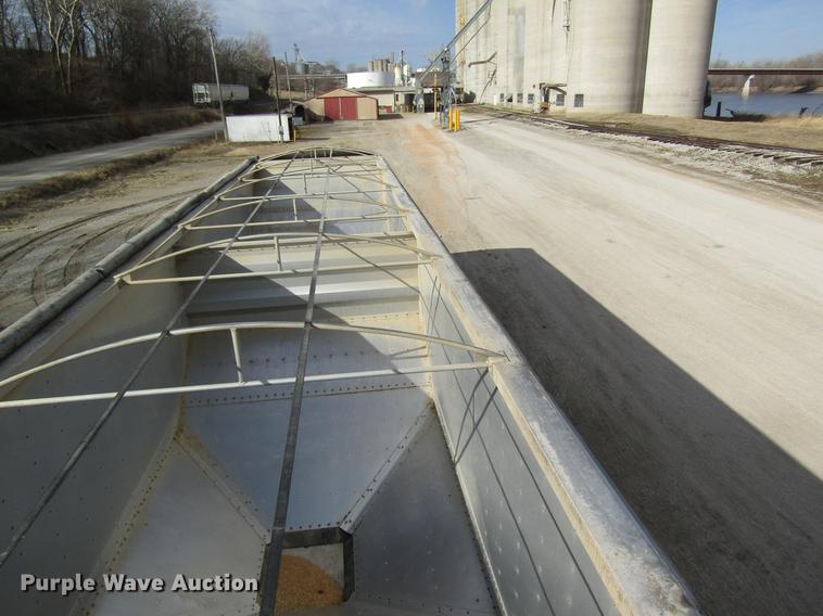 image for item DC4490 2005 Wilson DWH-500 double hopper bottom grain trailer