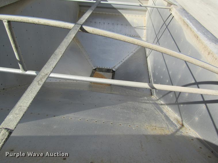 image for item DC4490 2005 Wilson DWH-500 double hopper bottom grain trailer