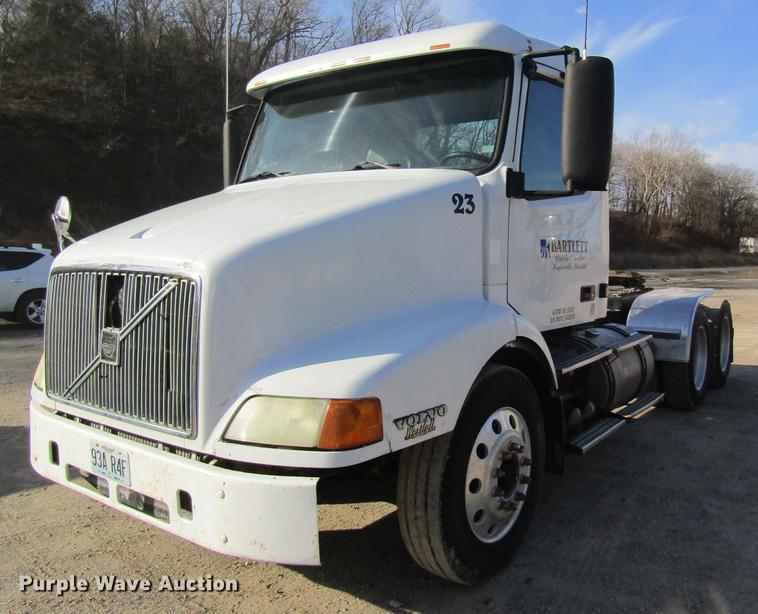image for item DC4492 2003 Volvo VNM semi truck