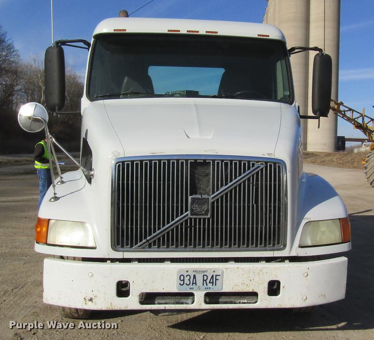 image for item DC4492 2003 Volvo VNM semi truck
