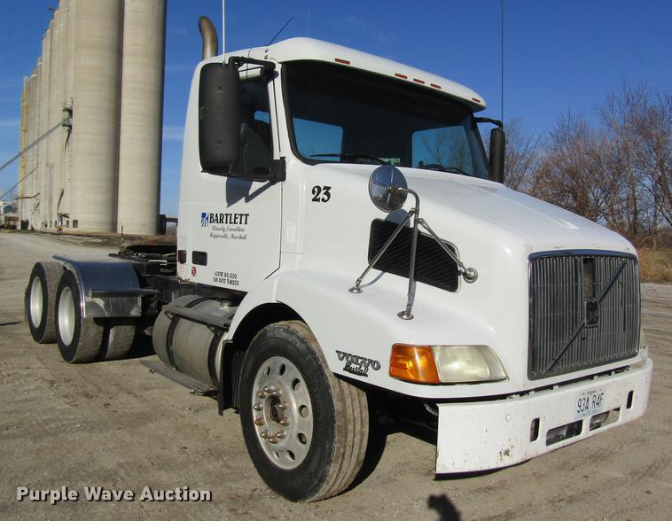 image for item DC4492 2003 Volvo VNM semi truck