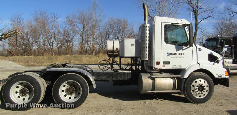 image for item DC4492 2003 Volvo VNM semi truck