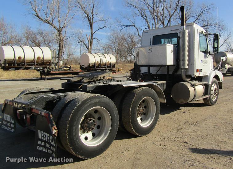 image for item DC4492 2003 Volvo VNM semi truck