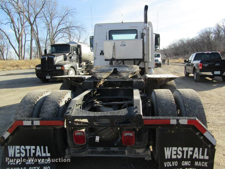 image for item DC4492 2003 Volvo VNM semi truck