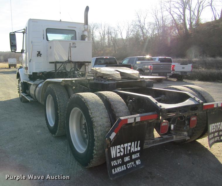 image for item DC4492 2003 Volvo VNM semi truck