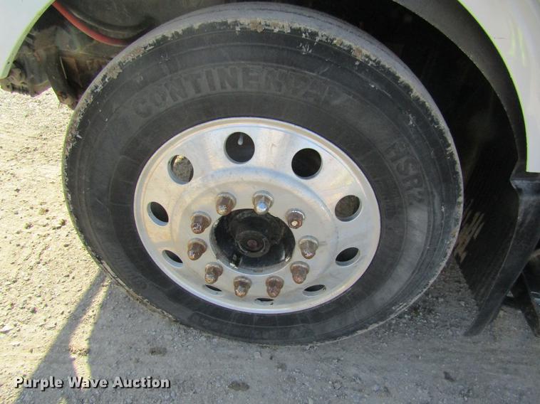 image for item DC4492 2003 Volvo VNM semi truck