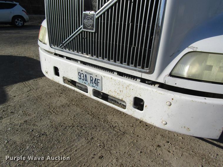 image for item DC4492 2003 Volvo VNM semi truck