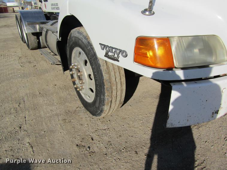 image for item DC4492 2003 Volvo VNM semi truck