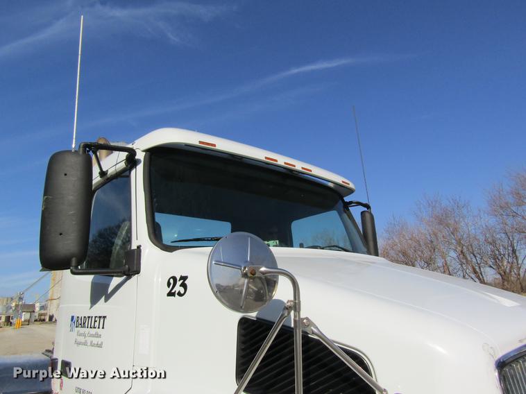 image for item DC4492 2003 Volvo VNM semi truck