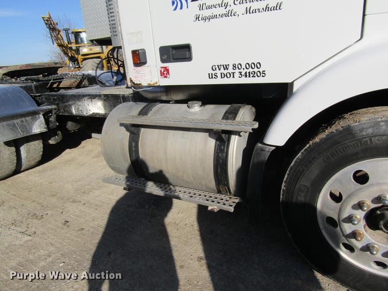 image for item DC4492 2003 Volvo VNM semi truck