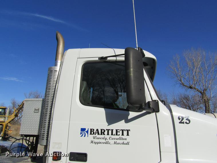 image for item DC4492 2003 Volvo VNM semi truck