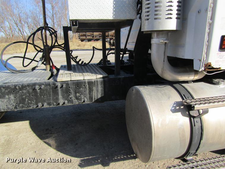 image for item DC4492 2003 Volvo VNM semi truck