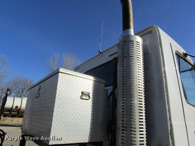 image for item DC4492 2003 Volvo VNM semi truck