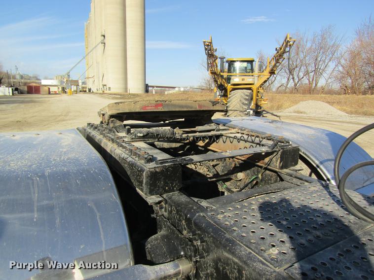 image for item DC4492 2003 Volvo VNM semi truck