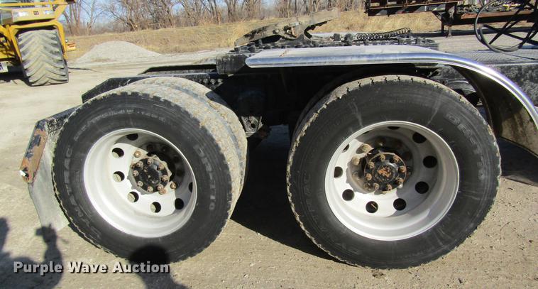 image for item DC4492 2003 Volvo VNM semi truck