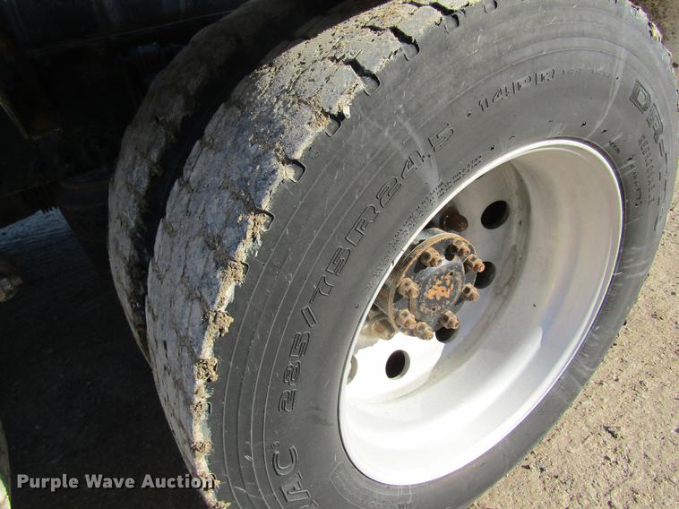 image for item DC4492 2003 Volvo VNM semi truck