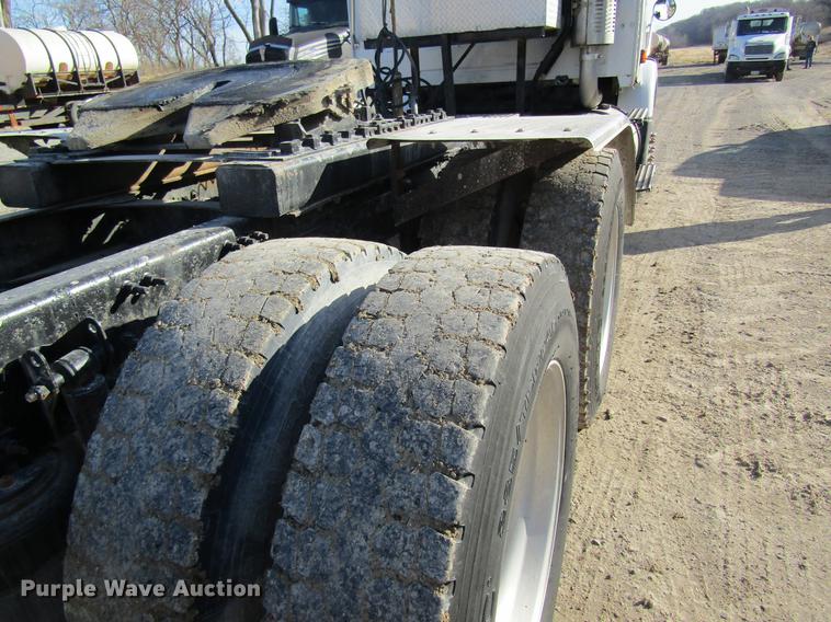 image for item DC4492 2003 Volvo VNM semi truck