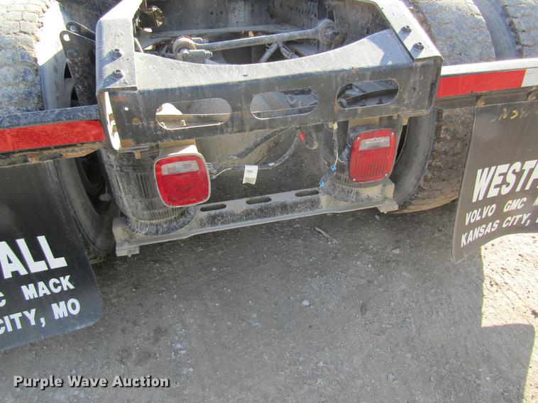 image for item DC4492 2003 Volvo VNM semi truck