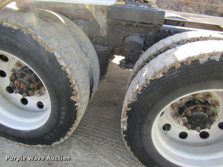 image for item DC4492 2003 Volvo VNM semi truck