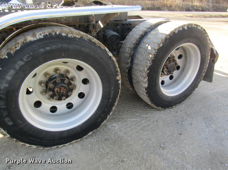 image for item DC4492 2003 Volvo VNM semi truck