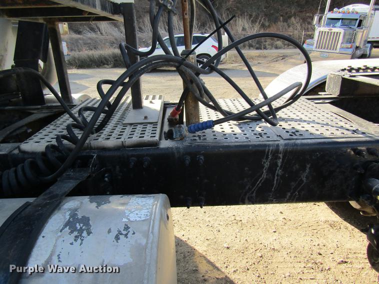 image for item DC4492 2003 Volvo VNM semi truck