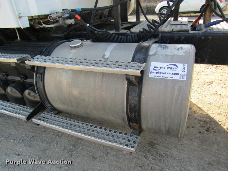 image for item DC4492 2003 Volvo VNM semi truck