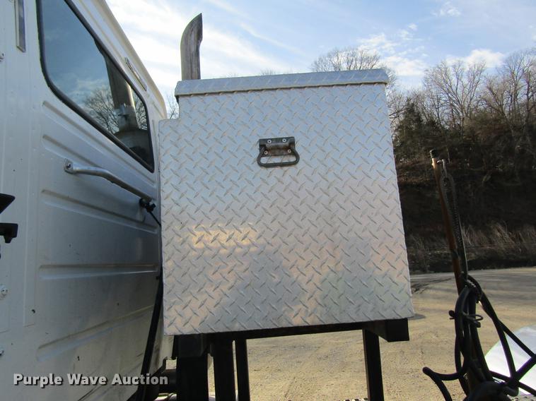 image for item DC4492 2003 Volvo VNM semi truck