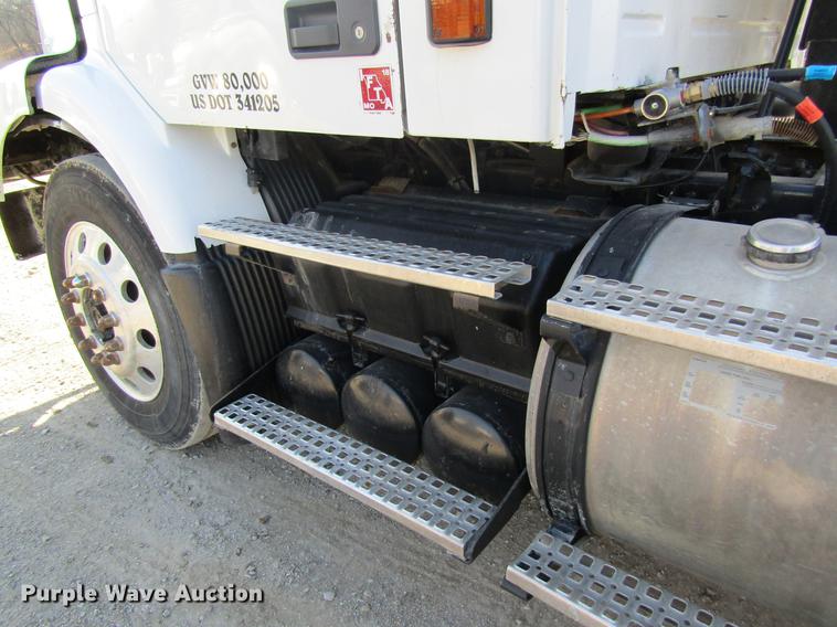 image for item DC4492 2003 Volvo VNM semi truck