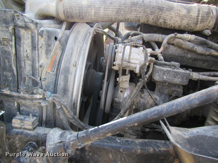 image for item DC4492 2003 Volvo VNM semi truck