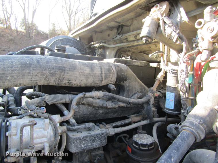 image for item DC4492 2003 Volvo VNM semi truck