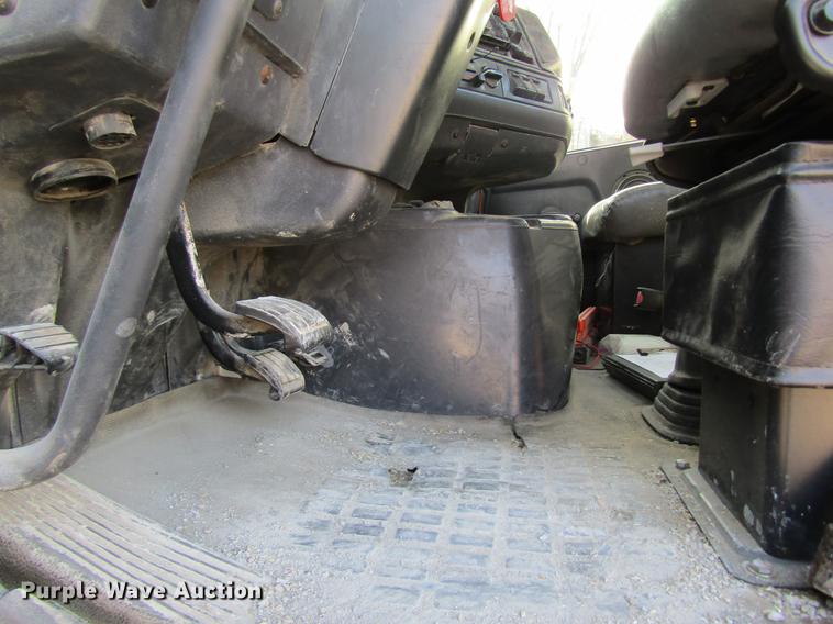 image for item DC4492 2003 Volvo VNM semi truck