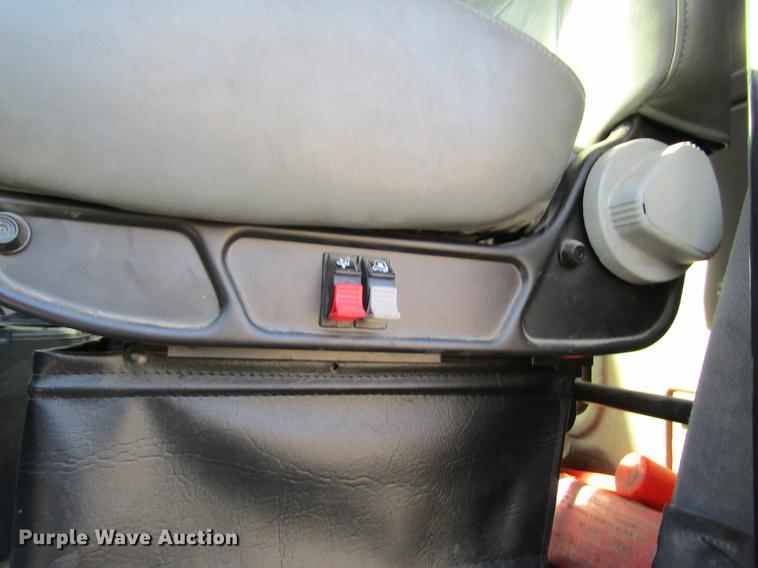 image for item DC4492 2003 Volvo VNM semi truck