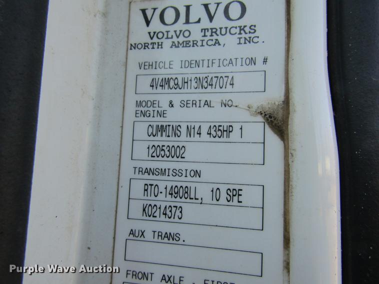 image for item DC4492 2003 Volvo VNM semi truck