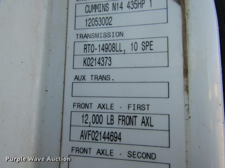 image for item DC4492 2003 Volvo VNM semi truck