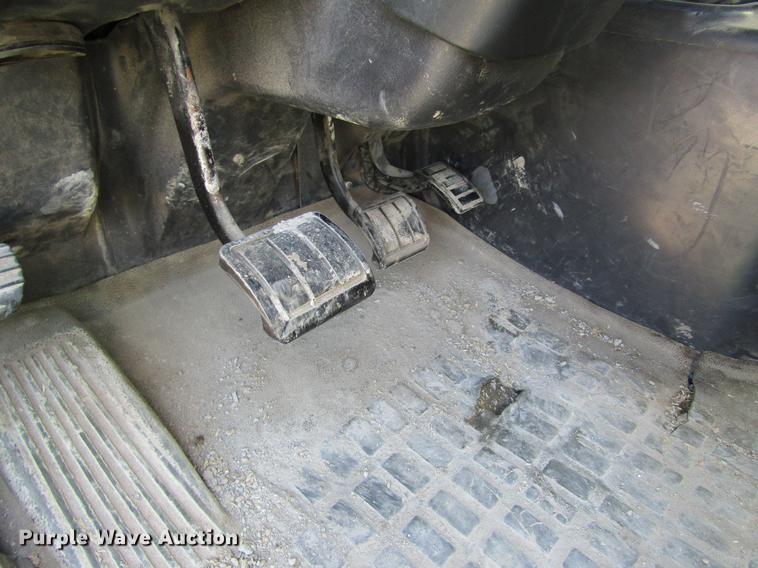 image for item DC4492 2003 Volvo VNM semi truck