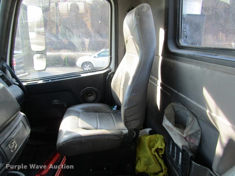 image for item DC4492 2003 Volvo VNM semi truck