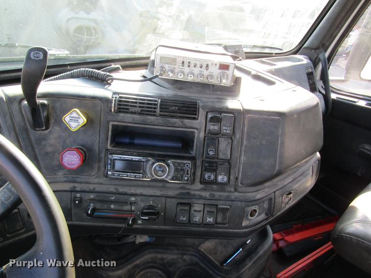 image for item DC4492 2003 Volvo VNM semi truck