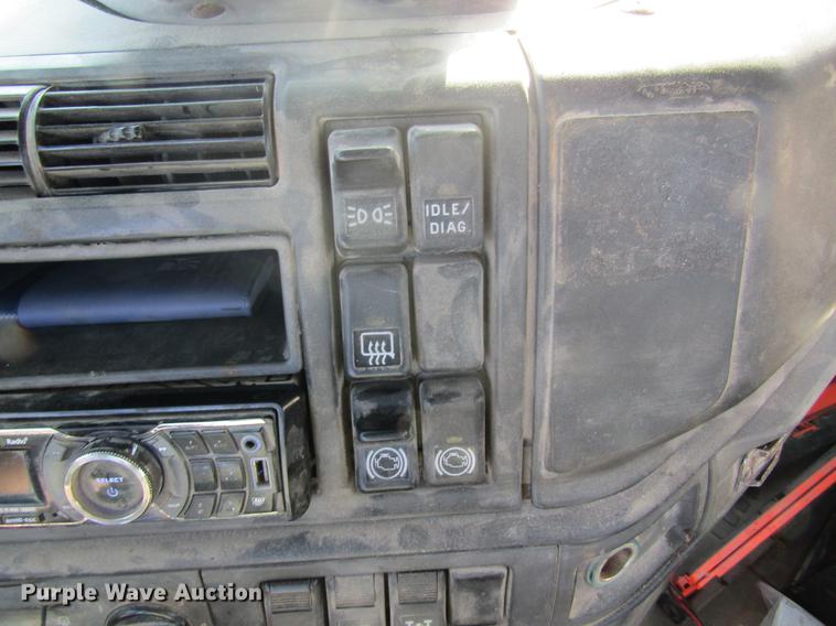 image for item DC4492 2003 Volvo VNM semi truck