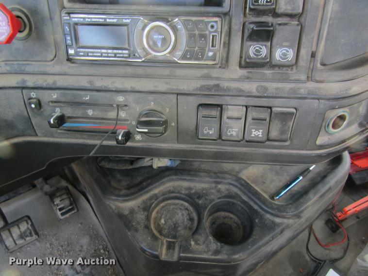 image for item DC4492 2003 Volvo VNM semi truck