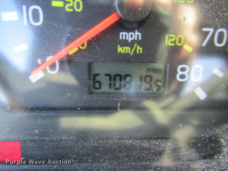 image for item DC4492 2003 Volvo VNM semi truck