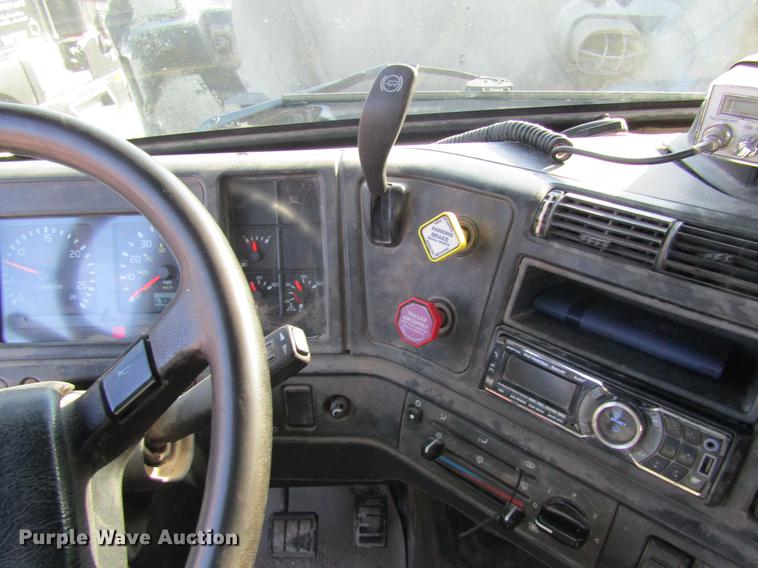 image for item DC4492 2003 Volvo VNM semi truck