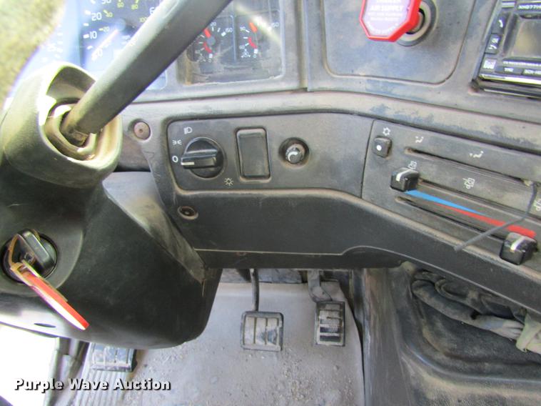 image for item DC4492 2003 Volvo VNM semi truck