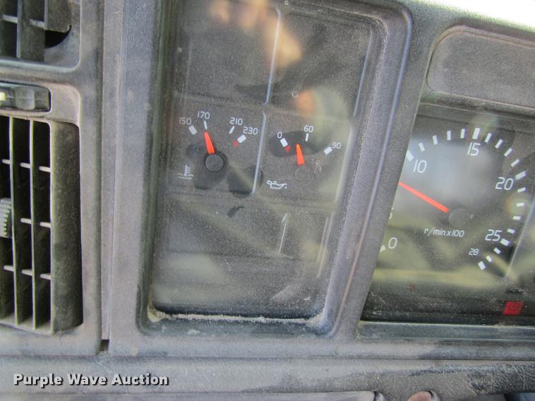 image for item DC4492 2003 Volvo VNM semi truck