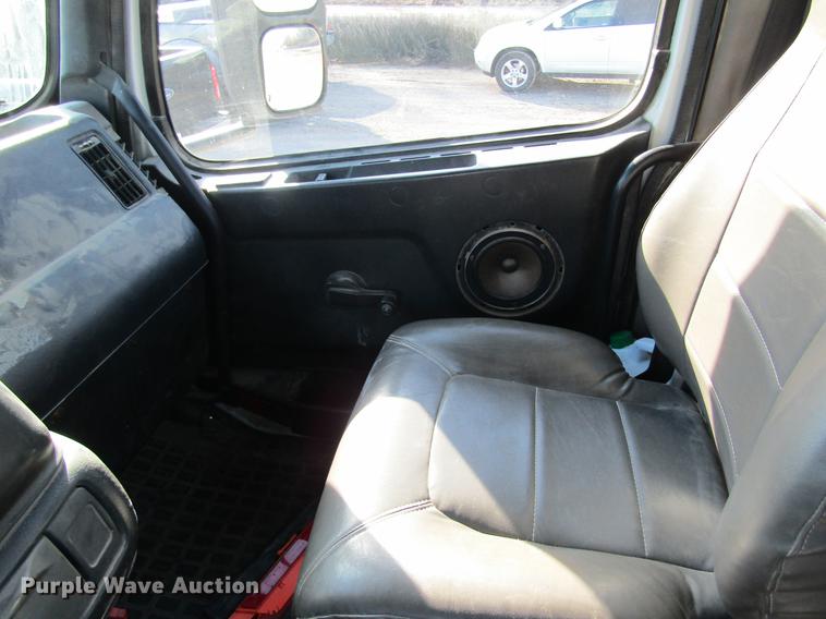 image for item DC4492 2003 Volvo VNM semi truck