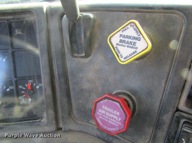 image for item DC4492 2003 Volvo VNM semi truck