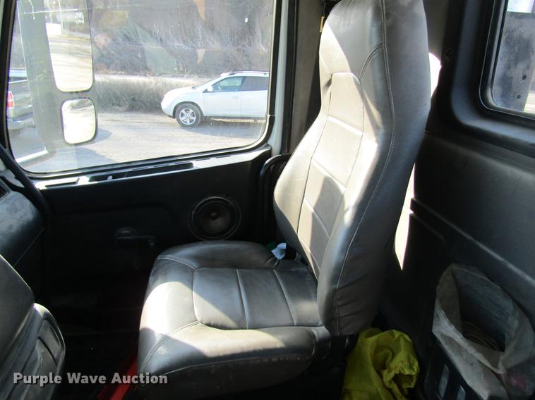 image for item DC4492 2003 Volvo VNM semi truck